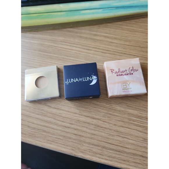 Set of Three Makeup Highlighters NIB - Picture 1 of 7
